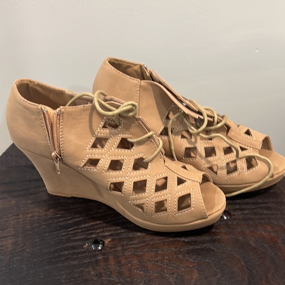 New in box size 8.5 top mota wedge shoes with zipper and laces - Picture 4 of 6
